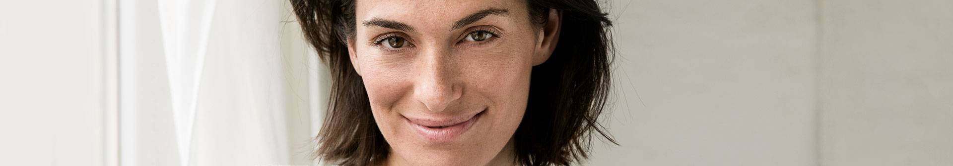 Frau mit sehr trockener Haut und braunen Haaren, Frau mit sehr trockener Haut und braunen Haaren 