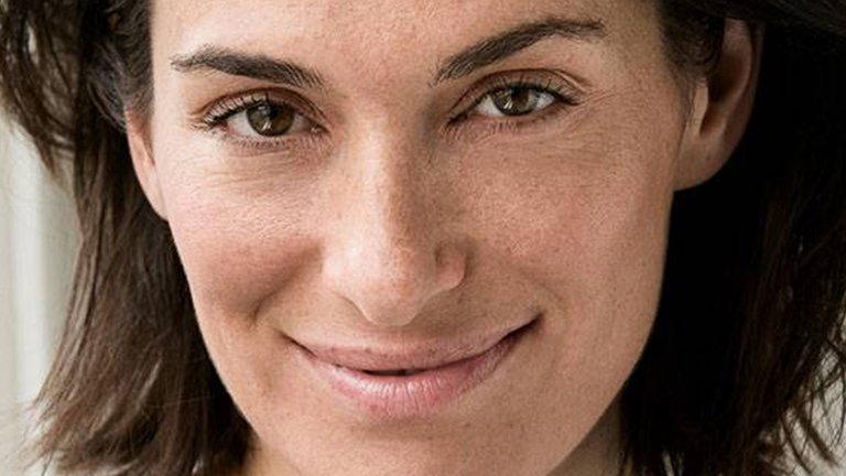 Femme avec une peau sèche qui cherche des remèdes