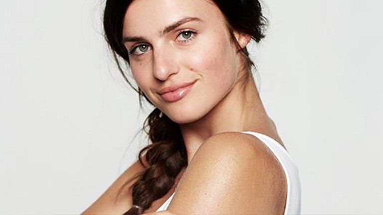 Frau mit trockener Haut und braunen Haaren, Frau mit trockener Haut und braunen Haaren