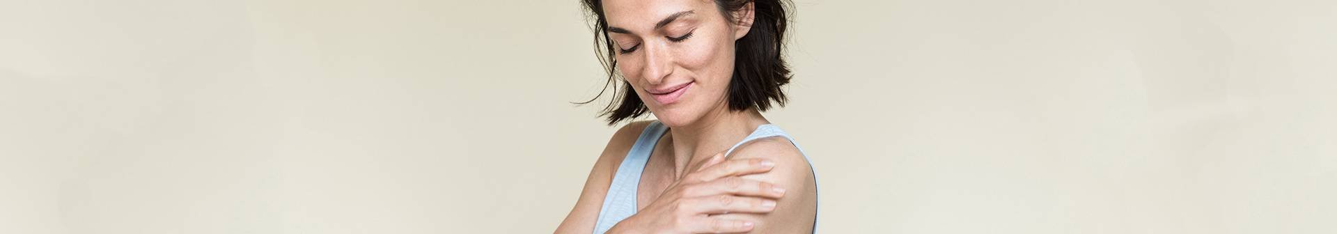 Femme qui se met de la lotion pour le corps après avoir consulté les conseils