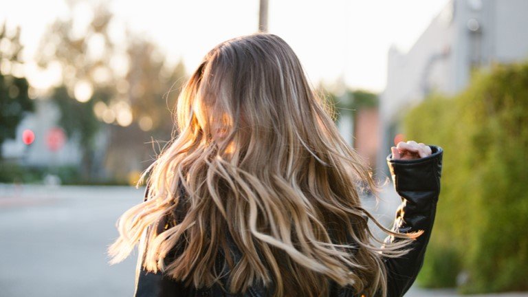 Article_Long_Blond_Hair