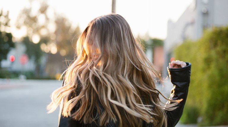 Article_Long_Blond_Hair
