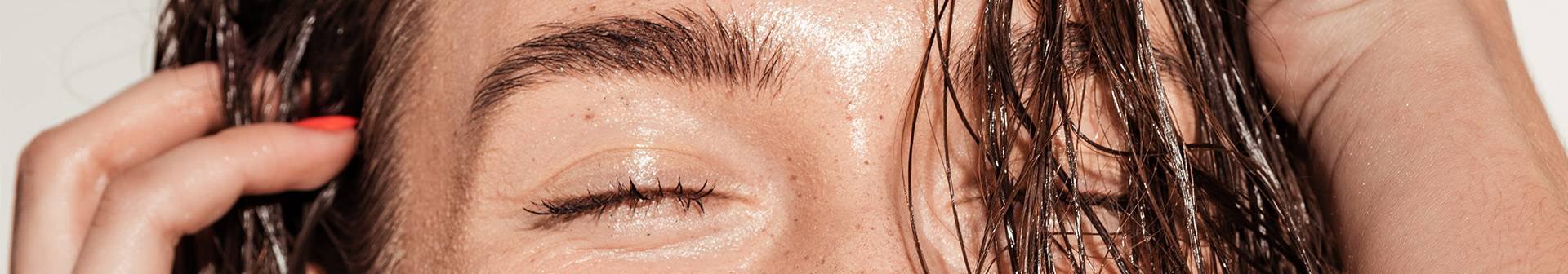 Frau mit juckender Kopfhaut