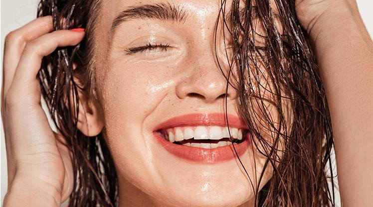 Frau mit juckender Kopfhaut