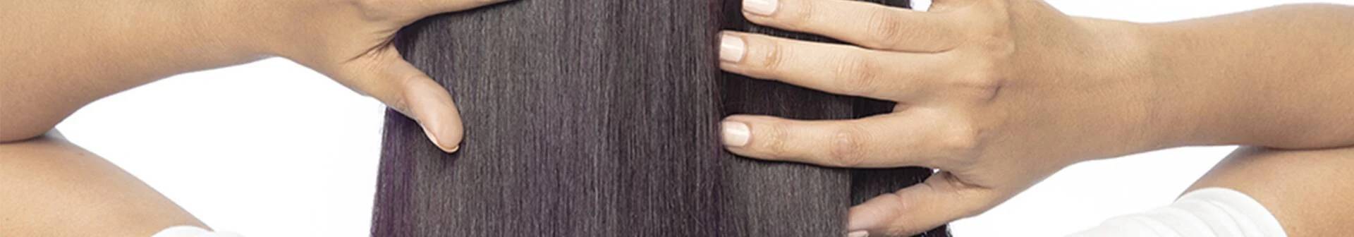 Frau mit glänzenden Haaren dank silikonfreiem Shampoo
