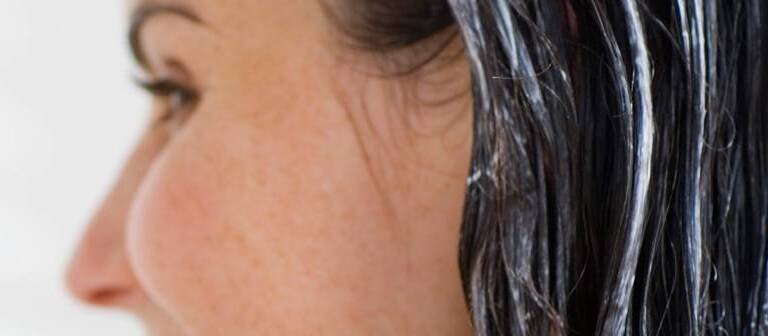 Frau mit Pflege gegen trockene Kopfhaut