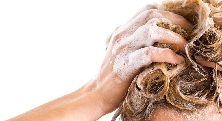 Haare pflegen gegen Schuppen
