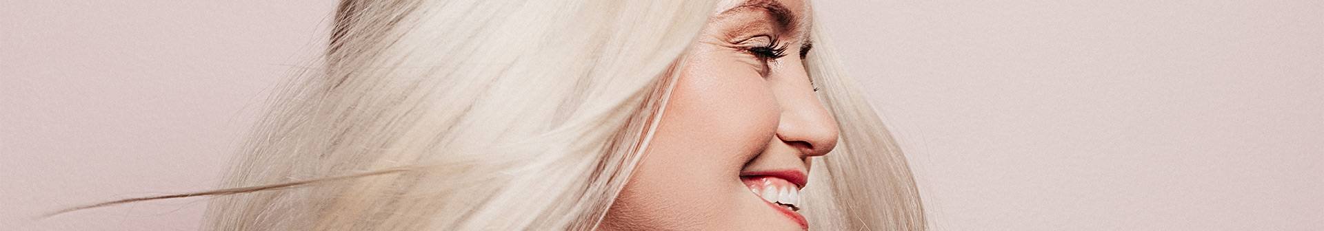 Frau mit platinblonden Haaren