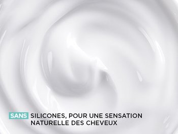 Texture crémeuse et inscription « Sans silicones, pour une sensation naturelle sur la peau ».