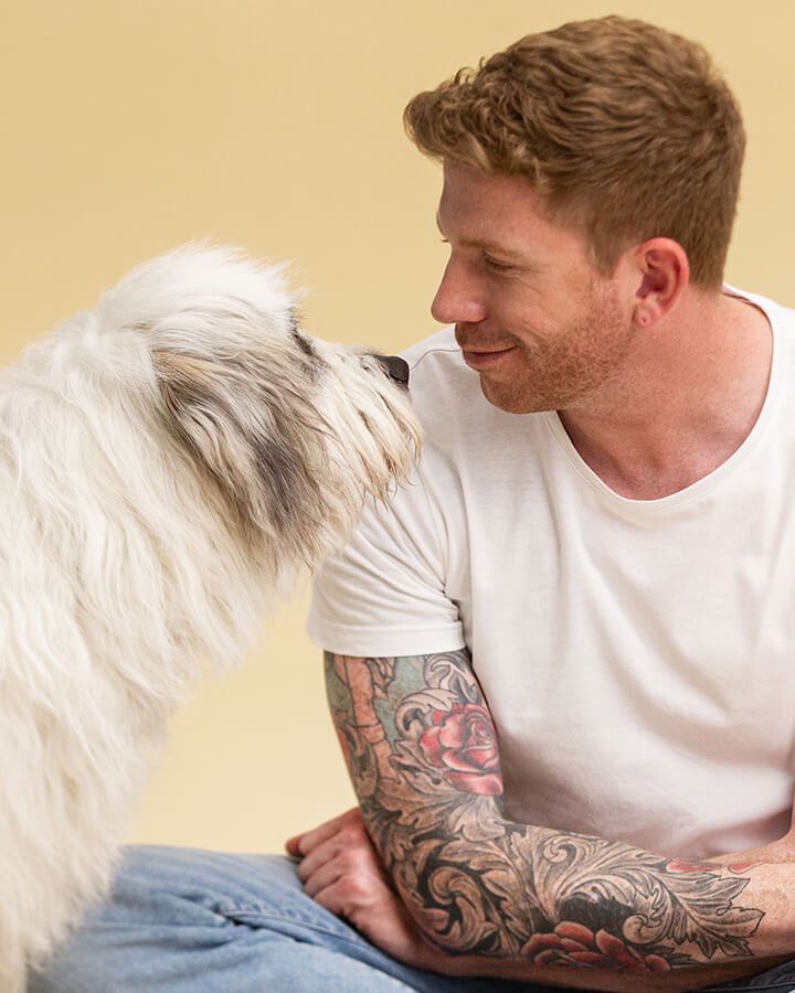 Lars und ein Hund schauen sich an