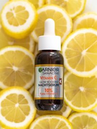 Illustration du produit Sérum de nuit booster d'éclat à la vitamine C posé sur des tranches de citron